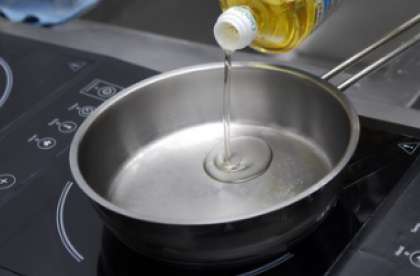 Предварительно разогрейте сковороду или сотейник. Туда налейте масла растительного (оливкового), небольшое количество. Затем добавьте соль.