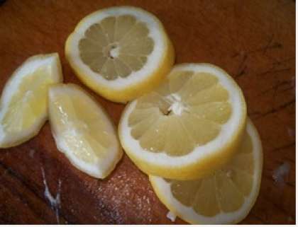Лимоны помойте. Оботрите салфетками. Затем нарежьте тонкими кольцами.
