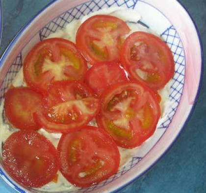 Помытые помидоры следует обсушить. Затем порежьте их тонкими ломтиками. Томаты уложите поверх слоя из баклажан, слегка посолите (не переборщите соли!), затем сверху смажьте майонезом.
