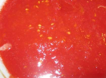 А, пока жареные овощи остывают, сделайте томатный соус. Помытые томаты бланшируйте. Удалите кожицу с них, а затем возьмите крупную терку и натрите помидоры.