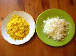 Отварите яйца в кипящей воде, пока ваши кабачки подрумяниваются на сковороде. Очистите яйца от скорлупы. Затем отдельно потрите белок на терку (крупную) и отдельно желток (берите мелкую терку для этого).