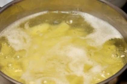 Отварите картофель в подсоленной воде до готовности (примерно 20-25 минут).