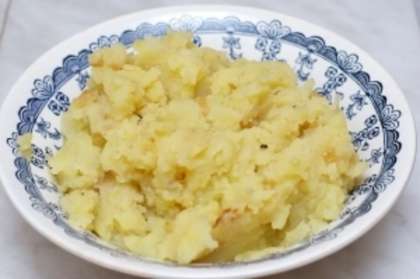 Когда картофель сварился, слейте воду, разомните его толкушкой, добавьте поджаренный лук, соль и перец по вкусу, дайте остыть.