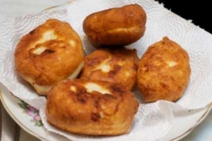 Готовые пирожки с картошкой сначала выложите на бумажное полотенце, чтобы устранить лишнее масло.