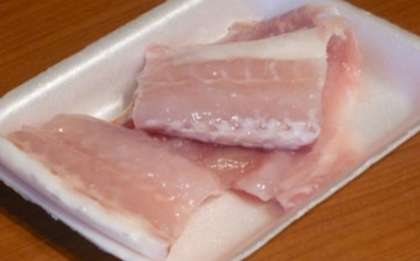 Нарежьте филе морского языка на порционные куски, посыпьте их солью и перцем.