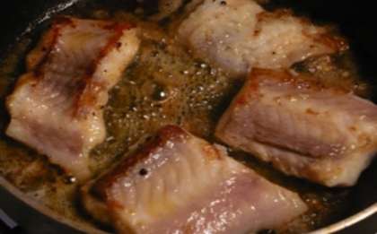 Растопите в сковороде сливочное масло и выложите туда порезанное филе морского языка. Жарьте рыбу 20 минут с обеих сторон.