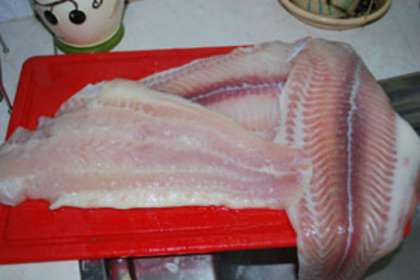 Чтобы приготовить морской язык жареный в кляре разморозьте рыбу. Уберите излишки жира, но не полностью, т.к. за счет него, рыба получается очень нежной и сочной.