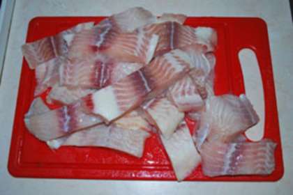 Нарежьте рыбу порционными кусками.