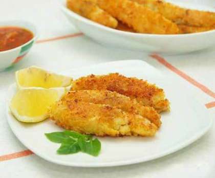 Готовую рыбу подайте к столу с дольками лимона. Для быстроты приготовления можно готовить на двух сковородах одновременно, не забывая при этом переворачивать и следить, чтобы рыба не подгорела. 