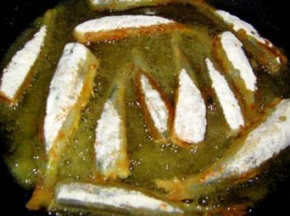 Раскалите масло растительное (подсолнечное) на дне сковородки. Выкладывайте корюшку порциями, при этом правильно будет класть рыбу валетом на поверхность сковороды.