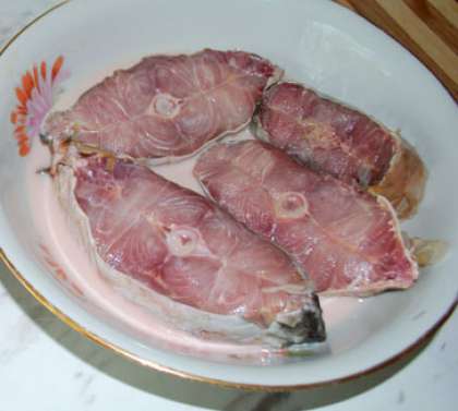 Муку следует высыпать на тарелку. Затем кусочки рыбы обваляйте  в муке.