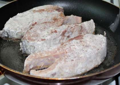 На среднем огне разогрейте  сковородку. Налейте в нее растительного масла. Выложите сазана на горячую сковородку. Обжаривайте с обеих сторон рыбу до готовности. Это займет не более семи минут. Потом посуду накройте крышкой,  немного потушите кусочки рыбы.