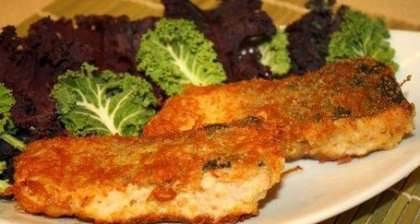Готовую рыбу выложите на тарелку и подайте к столу с овощным салатом, рисом или макаронами. 