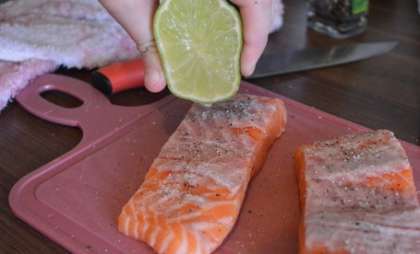 Отрежьте половину лайма. Полейте его соком рыбу, затем уложите рыбу в миску и оставьте на 15 минут.