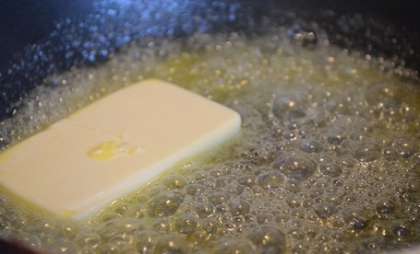 Растопите кусок сливочного масла в сковороде.