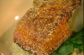 Готового жареного лосося выложите на тарелку, поверх листьев шпината. Как гарнир используйте поленту (можно другой, на ваше усмотрение). 