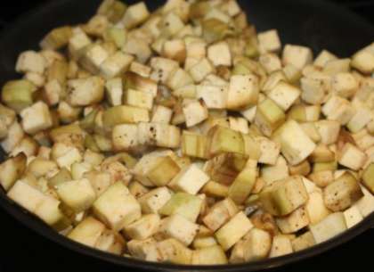 Добавьте затем к обжаренной слегка картошке баклажаны. Обжарьте их также. Залейте затем бульоном. Потушите овощи в бульоне вплоть до готовности.