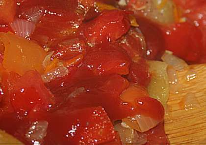 За десять минут до конца, добавьте порезанные помидоры и сметану, смешанную с солью и специями. Также можно бросить нарубленную зелень. Тушите оставшиеся десять минут.