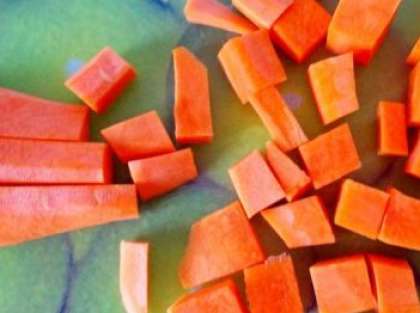 Помойте морковь, которую предварительно нужно было очистить. Затем порежьте корнеплод четвертинками. Если хотите, можете выбрать другой способ нарезки овоща.
