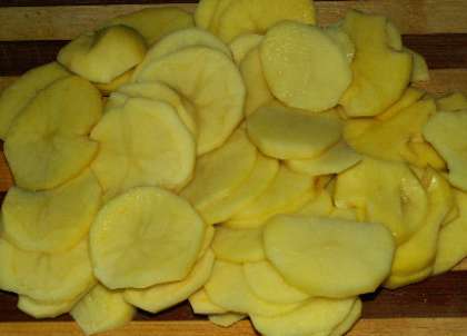 В это время почищенный картофель помойте и нарежьте кружочками.