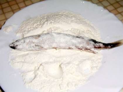 Посолите рыбу и обваляйте со всех сторон в муке или муку можете сразу смешать с солью и обвалять в ней рыбу. Также можно добавить в муку перец и какую-нибудь приправу для рыбы по вашему вкусу.