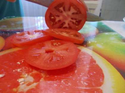 Нарежьте помидоры тонкими кольцами.