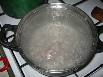 Подождите, пока закипит вода в кастрюле. Затем в кипящую воду поместите кусочек мяса, в результате этого волокна на его срезе сожмутся, поэтому сок останется внутри. Подождите 10 секунд и перебросьте мясо на разогретую сковороду, огонь под сковородой должен быть пока на минимуме. Вода в кастрюле должна кипеть непрерывно.