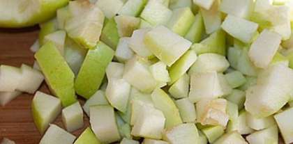 Нарежьте яблоко соломкой, а затем кубиками. Залейте получившиеся кубики газированной минеральной водой и уберите в холодильник на ночь.