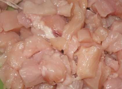 Куриное филе помойте. Мясо обсушите при помощи полотенца (салфетки). Затем порежьте мясо курицы на мелкие кусочки.