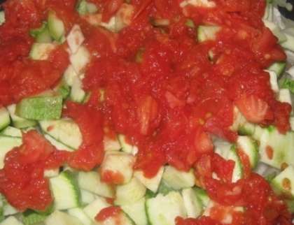 Как только филе побелеет, присоедините кабачки кусочками, а также порезанные томаты. Перемешайте блюдо. Добавьте специй по вкусу, соли и перца, также по вкусу. Тушите в закрытой посуде около десяти минут.
