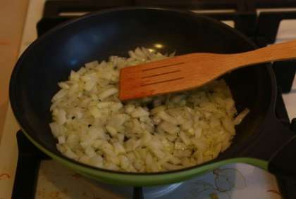 Разогрейте в сковороде оливковое или растительное масло и обжарьте в нем мелко порезанный лук.