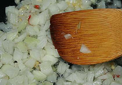 Обжарьте лук в приготовленной и предварительно нагретой сковороде. Жарить лук следует на подсолнечном масле до бледно-золотистого цвета.