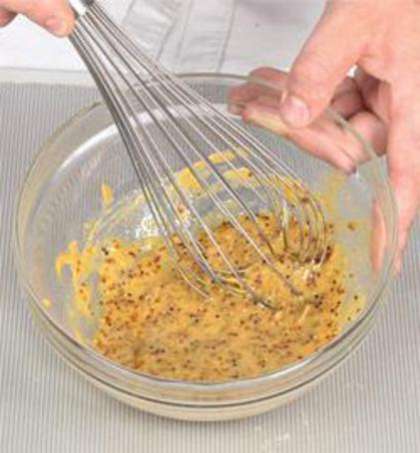 В большой миске тщательно взбейте венчиком яйца с горчицей. Не прекращая взбивать по-немногу (порциями) вливайте молоко. Затем приправьте получившуюся смесь солью и перцем.