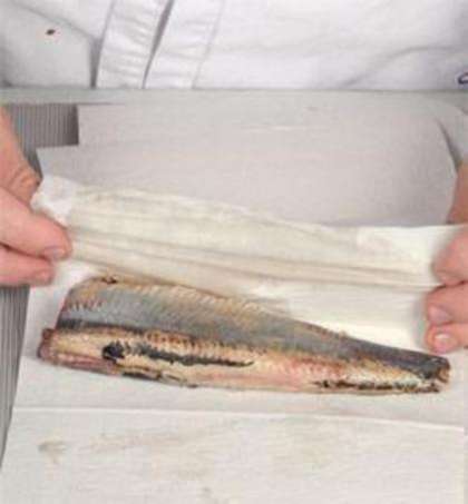 Тщательно обсушите рыбу бумажными полотенцами и положите её в молочно-горчичный маринад. Накройте чем-нибудь миску с рыбой и оставьте на 1 час при комнатной температуре.