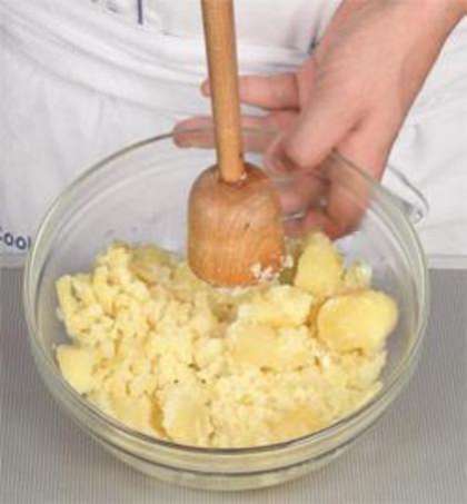 Доведите почти до кипения сливки, смешайте их с горчицей. Слейте воду с готового картофеля, затем подсушите его 1 минуту на небольшом огне. Готовый картофель разомните толкушкой, влейте сливки, приправьте перцем и солью, также добавьте свеженатертый мускатный орех. Перемешайте все до однородности, старайтесь сохранить пюре теплым.