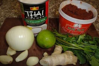 Приготовьте соус. Для соуса вам потребуется головка репчатого лука, чеснок, имбирь, тайский красный карри, лайм, кокосовое молоко, кинза.