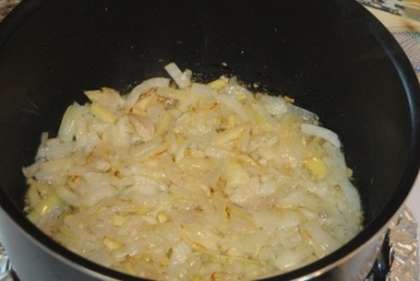 Почистите и порежьте мелко чеснок и лук, также тонко порежьте имбирь. Поставьте на плиту сковороду, налейте 2 ст.л. растительного масла и прогрейте. Обжарьте лук с чесноком и имбирем, до золотистого цвета, при этом помешивайте содержимое сковороды. Затем добавьте в сковороду карри, сок выжатого лайма и кокосовое молоко. Помешивая, доведите до кипения, затем убавьте огонь и оставьте все кипеть на 5 минут. Затем выключите огонь и добавьте в сковороду также рубленную кинзу, перемешайте.