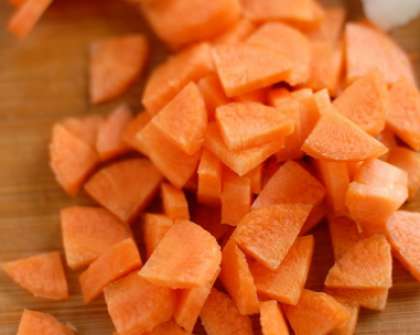 Морковь подготовьте точно также. Мытые овощи разрежьте дважды пополам и накрошите четвертинками как лук.
