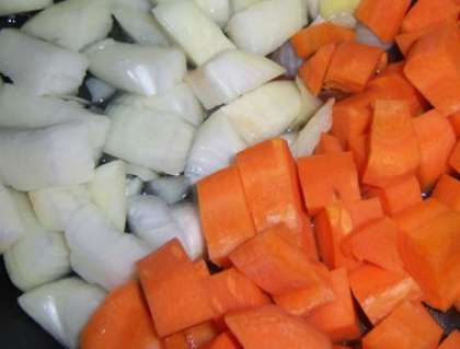 Обжарьте затем нарезанные лук и морковь на сковороде на оливковом (подсолнечном) масле.