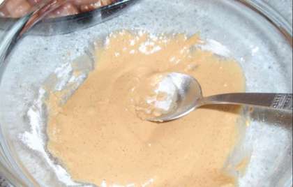 Сначала приготовьте маринад. Для этого в миске смешайте сахарный песок, соевый соус и вино. Затем высыпьте в эту же миску муку и хорошенько перемешайте.