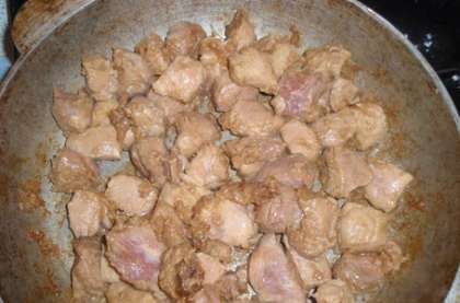Разогрейте сливочное масло в глубокой сковороде, затем выложите в сковороду кусочки свинины и жарьте их в течение 5 минут на сильном огне. Затем выложите на блюдо.