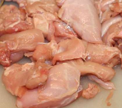 Кроличьи окорока ополосните водой. Немного обсушите их на полотенце (бумажном, или салфетке). Затем разделайте окорока кролика так, чтобы мясо было отделено от костей.