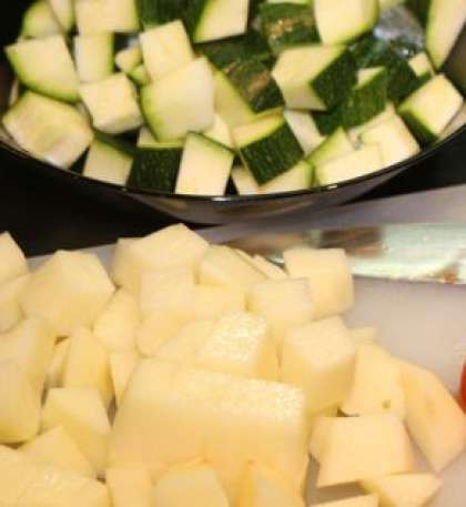 Овощи помойте.  Картофель и цукини следует очистить от кожуры. Затем нарезать мелкими кубиками.