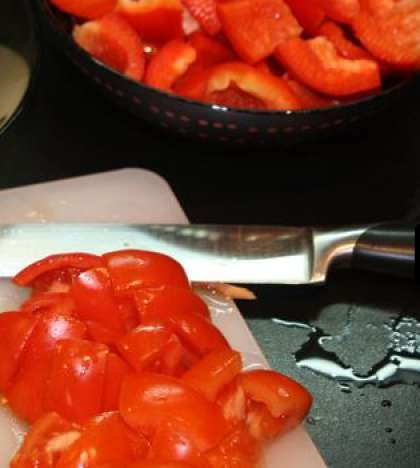 Перец очистить от перегородок внутри и семян. Покрошить нужно помидоры и перец болгарский также кубиками.
