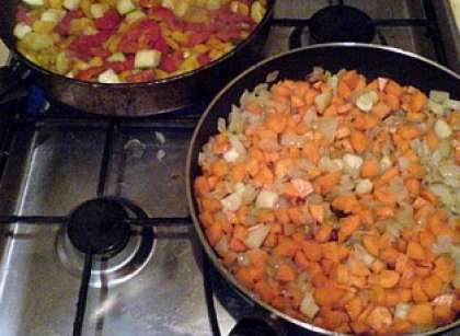 Пока мясо жариться, поставьте еще одну сковородку. Начните жарить лук, затем добавьте чеснок. Когда чеснок чуть поджариться, выложите кусочки моркови и продолжайте обжаривать три минуты. В той сковороде, где было мясо, начните поджаривать перец и кусочки кабачка. Добавьте к овощам соевый соус. Обжаривайте три минуты. Обе сковороды помешивайте периодически.