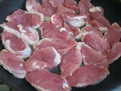 Вымойте кусок свинины и насухо вытрите его бумажным полотенцем.  Порежьте свиную вырезку небольшими кусочками и выложите куски мяса обязательно на раскаленное растительное масло. Мясо для жарки резать нужно поперек волокон, чтобы оно получилось сочным и вкусным. Жарить свинину лучше на сильном огне, чтобы снаружи получилась корочка, а внутри сочное мясо. Крышкой накрывать не нужно, т.к. в таком случае свинина выпустит весь сок, и будет тушиться, а не жариться.