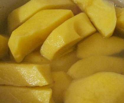 Картофель, также почищенную и помытую, порежьте как на суп – кубиками среднего размера.