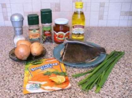Подготовьте продукты. Вам понадобится рыба камбала, лук, томатная паста или кетчуп, панировочные сухари, соль, специи, зелень, растительное масло для жарки и кипяченая вода.