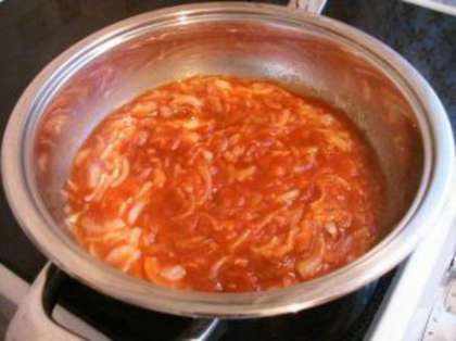 Следом добавьте томатную пасту, перемешайте, доведите до кипения и кипятите все минут 5. Затем уберите с огня.