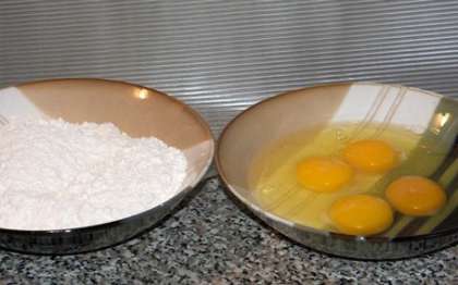 Разбейте 3-4 яйца в не очень глубокую посуду, добавьте немного соли и перемешайте. В другую посуду насыпьте муку.